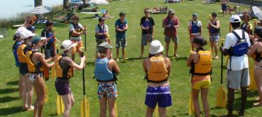 Lehrer beim Paddelspiel