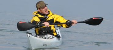 drysuit typhoon steve, kajak und schwarzer paddel